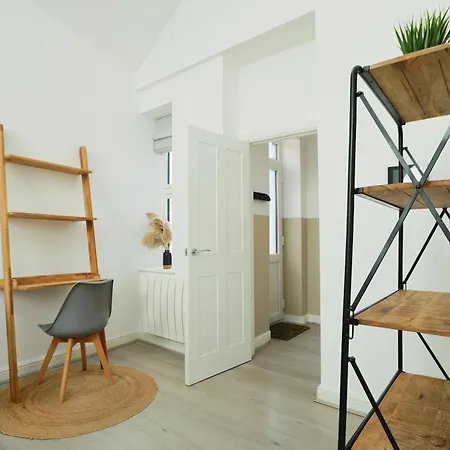 Cosy Two Bedroom Flat In The Poet Mews 布里斯托