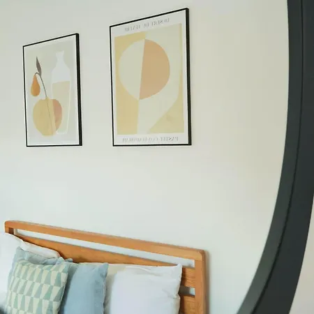 Cosy Two Bedroom Flat In The Poet Mews Apartment *