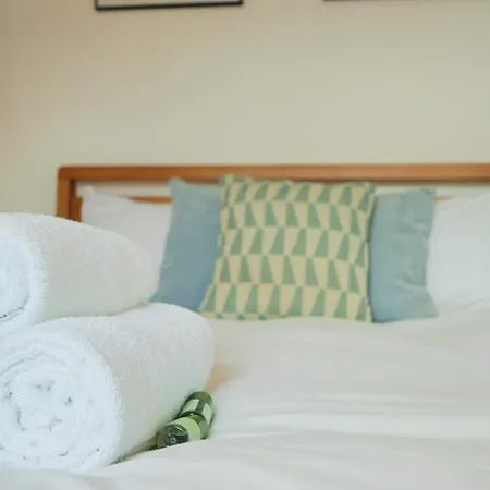 Cosy Two Bedroom Flat In The Poet Mews *