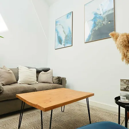 Cosy Two Bedroom Flat In The Poet Mews Bristol