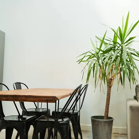 Cosy Two Bedroom Flat In The Poet Mews