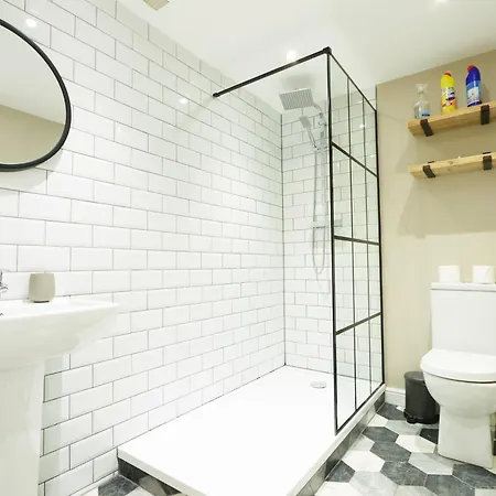 Cosy Two Bedroom Flat In The Poet Mews Apartment