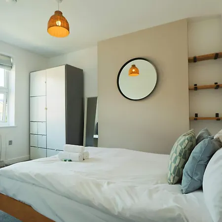 Cosy Two Bedroom Flat In The Poet Mews Bristol