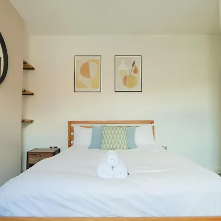 Cosy Two Bedroom Flat In The Poet Mews Apartment *