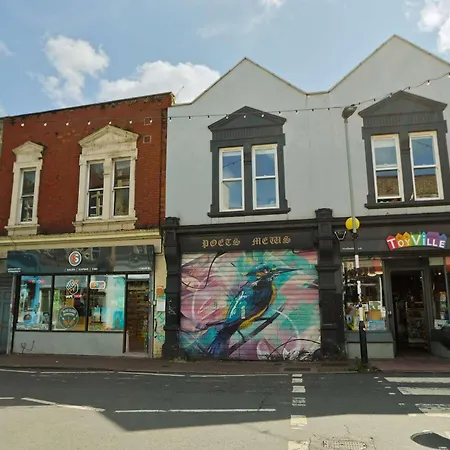 Cosy Two Bedroom Flat In The Poet Mews Bristol